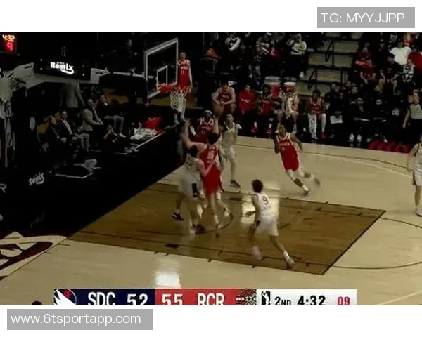 杨瀚森神勇防守一击扇飞弗里曼托篮下进攻皮球瞬间